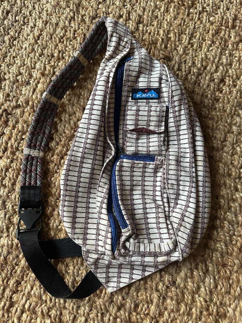 👜  KAVU Rope Sling Bag – Cream & Brown Geometric Print